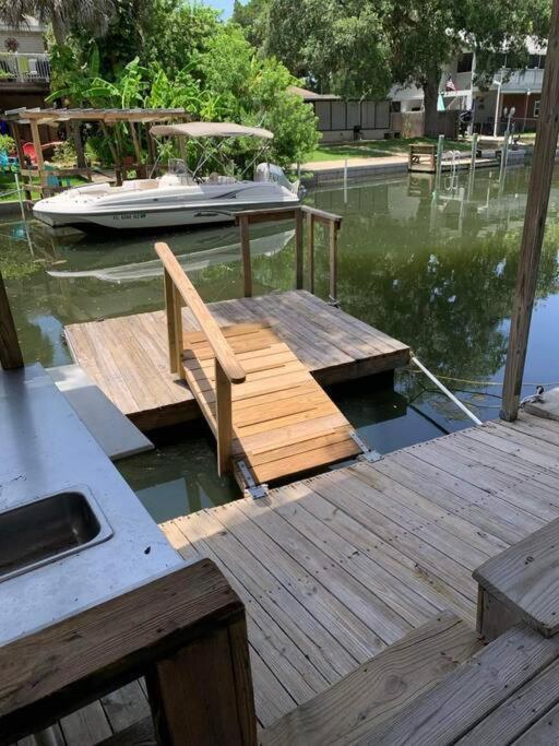 Cozy Vintage Waterfront Home With Fireplace And Kayaks Spring Hill Exterior photo