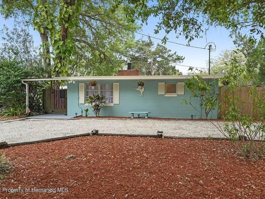 Cozy Vintage Waterfront Home With Fireplace And Kayaks Spring Hill Exterior photo