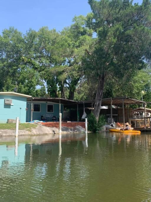 Cozy Vintage Waterfront Home With Fireplace And Kayaks Spring Hill Exterior photo
